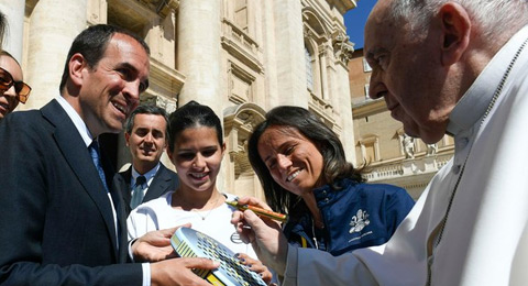 El pdel tiene una pala nica: el Papa Francisco firma la pala de la solidaridad