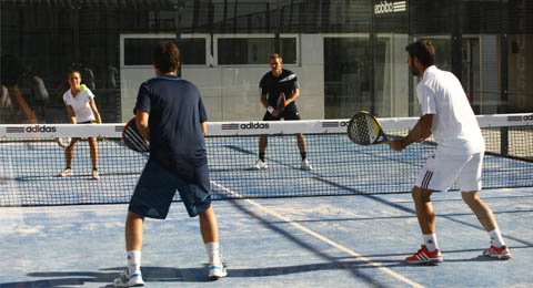 Cómo se saca en un tie break en el pádel? 