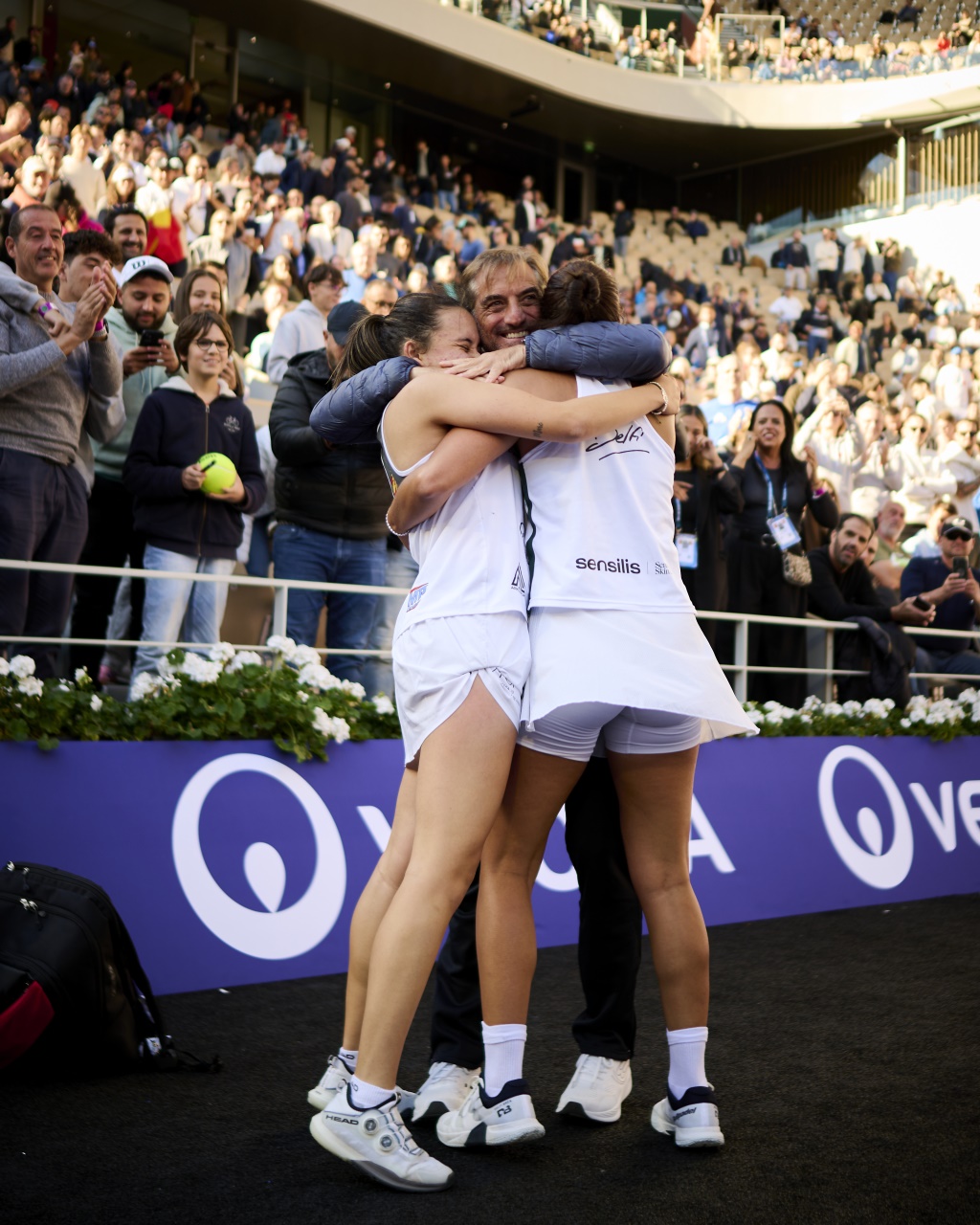 Andrea Ustero y Delfi Brea celebrando la victoria con su entrenador, Jorge Martínez (Premier Padel)