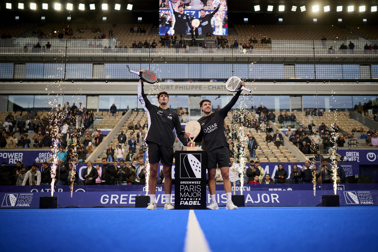 Arturo Coello y Agustín Tapia con el título de campeones en París (Premier Padel)