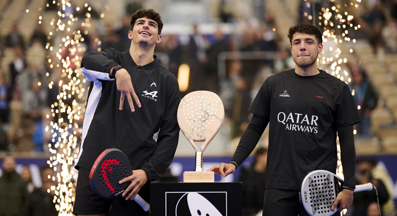 Arturo Coello y Agustín Tapia con el título de campeones en París (Premier Padel)