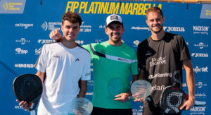 Francisco Guerrero y Jairo José Bautista con el premio de campeones (FIP)