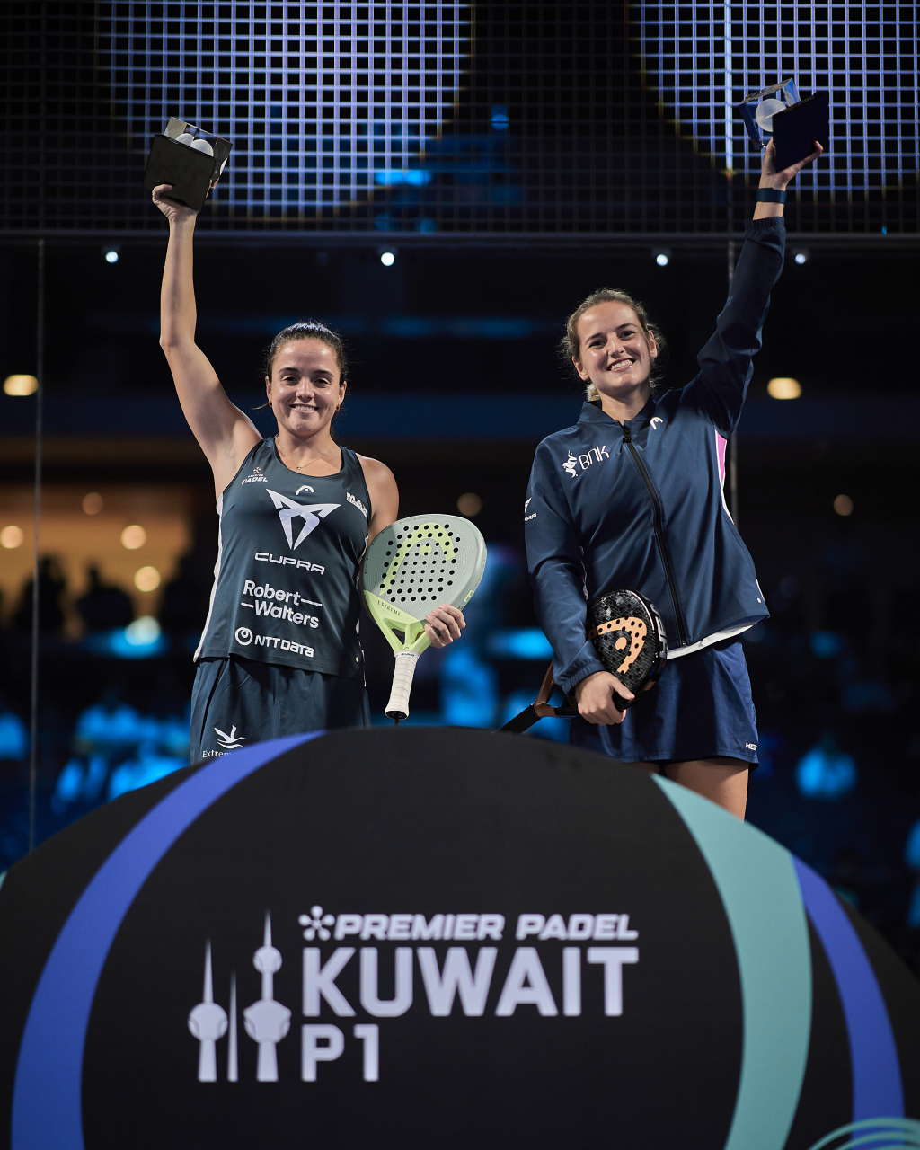 Ari y Paula con el trofeo de ganadoras (Premier Padel)