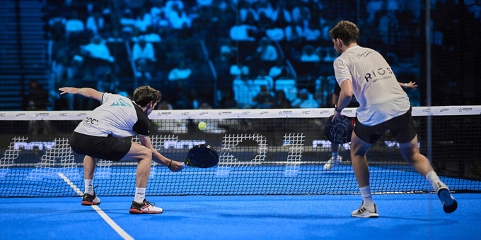 Franco Stupaczuk y Miguel Yanguas voleando en la final de Kuwait 2024