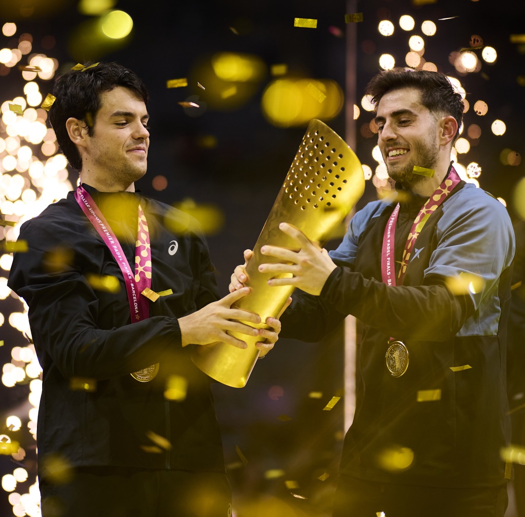 'Coki' y Jon con el trofeo de Maestros 2024