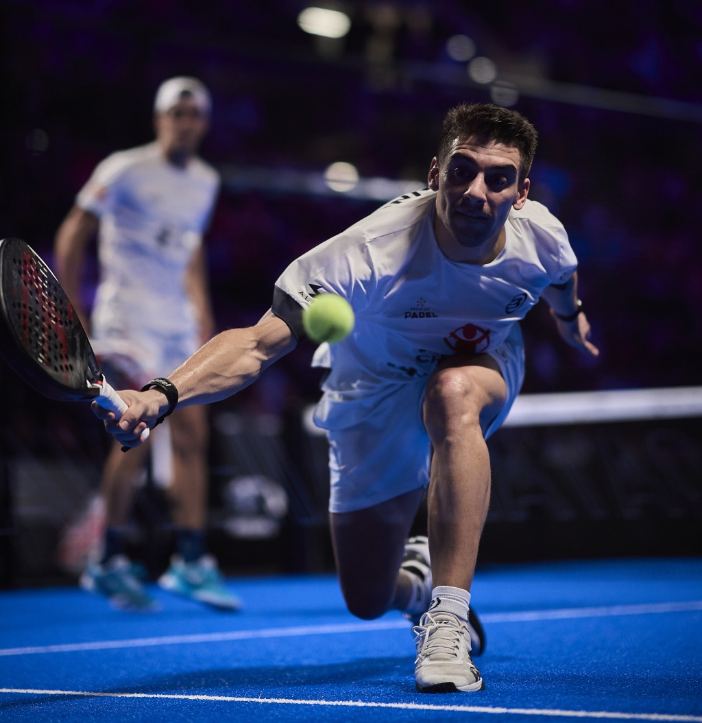 Di Nenno peleando por una bola en las semis de MIlán 2024