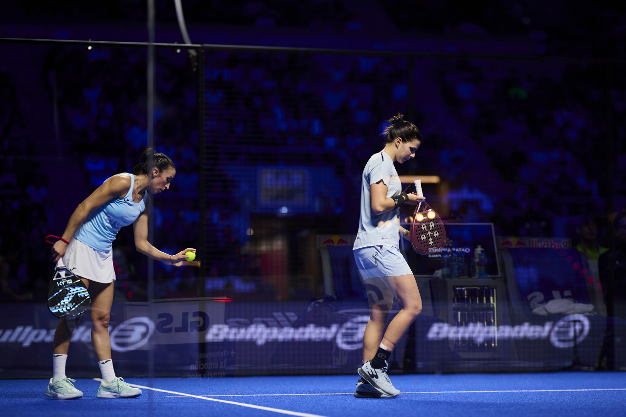 Vero Virseda y Delfi Brea sacando durante las semis Master Final 2024