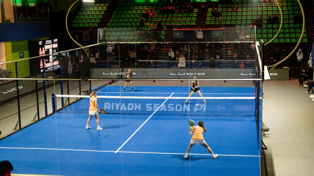 Imagen de la pista central en Riad con Ari y Paula vs. Noa y Jimena (Premier Padel)