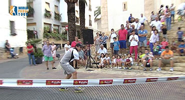 Vamos a jugar un partido de pádel en la Plaza del pueblo