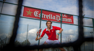 Estrella Damm pone buena cara y mejor pádel al mal tiempo