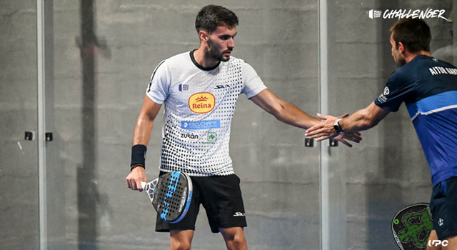 Día muy, muy largo para el cuadro masculino, que sufrió las inclemencias del tiempo, en concreto la lluvia, que obligó a cambiar toda la organización del torneo y a trasladar la acción de escenario, haciendo que los partidos comenzasen mucho más tarde y que se terminase bien entrada la noche.  Empezamos por la fase previa, que tuvo cuatro duelos de altura para decidir a sus parejas clasificadas. Cuatro choques de los cuales solo uno se fue a los tres sets pero dejando igualdad en todos ellos, quizá incluso más de la que dictaminó el marcador.  El único que se saltó la ecuación fue el de Pedro Vera y Aitor García Bassas ante Mario Huete y Francisco 'Chico' Gomes, un cara a cara en el que los primeros empezaron con mejor sintonía, haciéndose dueños de la pista y ampliando siempre la ventaja gracias a un gran juego.  Tras hacerse con el primero, supieron despertar y reaccionar Mario y 'Chico' para darle la vuelta al marcador, aunque con bastantes apuros, pues el segundo set se decidió en el siempre incontrolable tie break y ya en el tercero el dominio del español y el brasileño sí que fue más amplio (6-3, 6-7 y 3-6).  En el resto, como decimos, la tónica habitual fueron las dos mangas. Así ocurrió tanto en el partido de Fede Mouriño y Víctor Mena ante Pablo García y Boris Castro, como en el de Pedro Meléndez y Cándido Jorge Alfaro ante Enrique Goenaga y Jairo Bautista; en ambos vencieron la segunda pareja citada y con marcador prácticamente idéntico, un 3-6 y 4-6 en el primero y un 4-6 y 3-6 en el segundo.  Finalmente, Pepe Aliaga y José Luis Glez. encontraron también premio con una victoria que les metía de lleno en el cuadro final, dejando a las puertas a Francisco Guerrero y Miguel González merced a un 7-6 y 6-3.  Y después, la lluvia, que complicó y alargó en exceso toda la jornada, obligando a que los partidos de 1/16 arrancaran a partir de las 22 horas, con el consiguiente perjuicio para jugadores y aficionados, terminando muy, muy tarde este miércoles y dejándose incluso algunos partidos sin empezar.  La principal sorpresa que nos dejó la ronda fue la eliminación de Miguel Semmler e Iván Ramírez, una dupla que, pese a su calidad, no termina de encontrar el camino ni los resultados, dejándose demasiadas prontas despedidas de los torneos y terminando antes de tiempo; en esta ocasión les decían adiós Jaime Muñoz y Enrique Vilariño con un apretado 7-6 y 6-4.  Sufrían también pero conseguían sacar adelante su partido Víctor Ruiz y Lucas Bergamini, con un doble 4-6, ante Toni Bueno y Marc Quílez, mientras que los lucky loser de la ronda previa, Pedro Vera y Aitor Gª Bassas, aprovechaban la vida extra y eliminaban a Pepe Aliaga y José Luis Glez. (3-6, 6-4 y 7-6).  Partido muy complicado y de desgaste para Raúl Marcos y Teo Zapata ante Javier Gª Mora y Javier Glez. Barahona, que se fue largo de tiempo y con muchos altibajos en las dos parejas (7-6, 1-6 y 6-3). El mismo grado de dificultad atravesaron Jaime Fermosell y Javi Martínez, en su caso ante Pedro Meléndez y Cándido Jorge Alfaro, otros lucky loser de previa, que se lo pusieron muy contra las cuerdas (7-6 y 7-6), o Álvaro Cepero y Jesús Moya, quienes en su debut en competición oficial se las vieron y desearon para superar a Sergio Alba y Antón Sans (7-6 y 7-5).