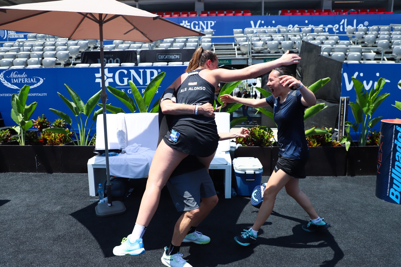 Alejandra Alonso y Andrea Ustero celebración cuartos de final México