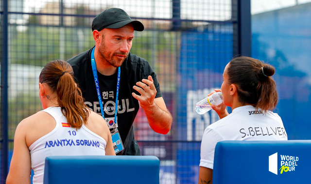 Banquillo Arantxa Soriano y Sandra Bellver inicio cuadro final Valladolid MAster 2023