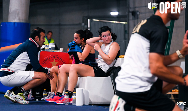 Banquillo Sara Pujals y Jimena Velasco previas final WPT Alicante Open 500 2023