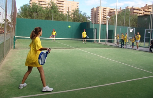 Niños, campamentos de verano y pádel, unión en beneficio de los padres