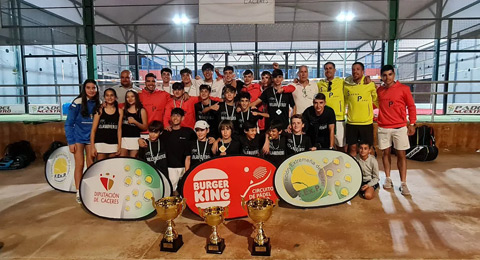 El club Pádel Villanovense se lleva todos los honores en la cita extremeña por equipos de menores