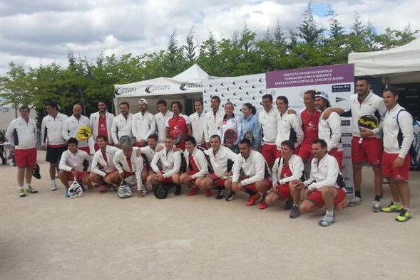 Grandes deportistas juegan al pádel por el cáncer de mama