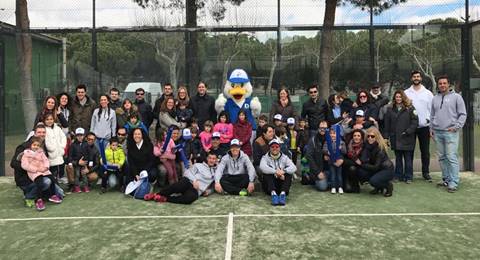 Risas y mucha afición de los más peques en la presentación de Duck Pádel