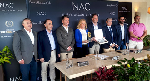 Nueva Alcántara Club ofrece su galardón de 'Mejor Club' al Ayuntamiento de Marbella