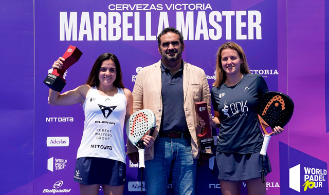 Entrega título Ari y paula final marbella Master 2023