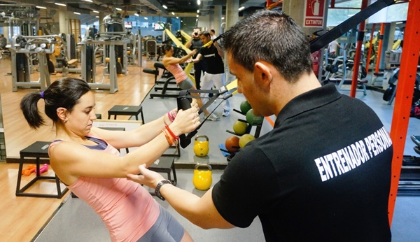 Mujer entrenando físico pádel