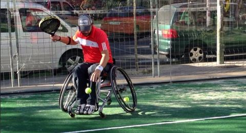 Rubén Castilla explica las características de su nueva silla deportiva