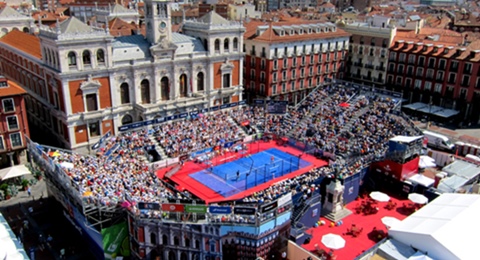 Valladolid te anima a que vivas la fiesta del pádel en su emblemática Plaza Mayor