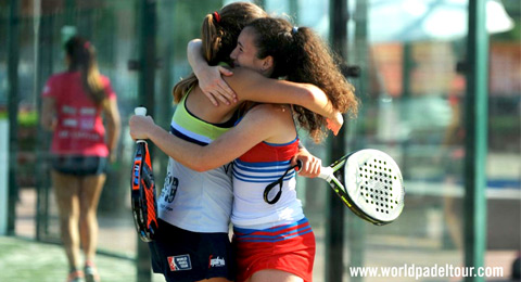 Las chicas tocan con la punta de los dedos el cuadro final